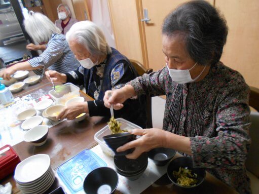 昼食の準備はみんなでワイワイと行っています！