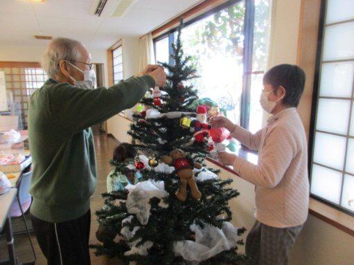 クリスマスツリーの飾り付け