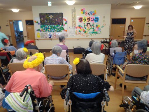 涼を楽しみました。～フラダンス鑑賞会～