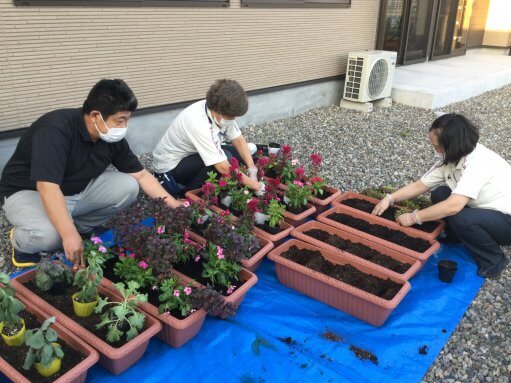 🌷ファミリーケア島建屋の園芸クラブ🌼はじめました。